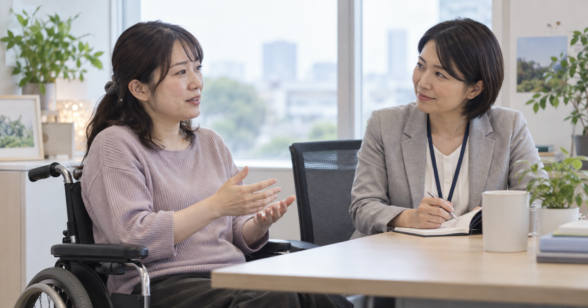多発性硬化症の女性が職場の健康相談担当者と休憩や業務調整について話し合っている