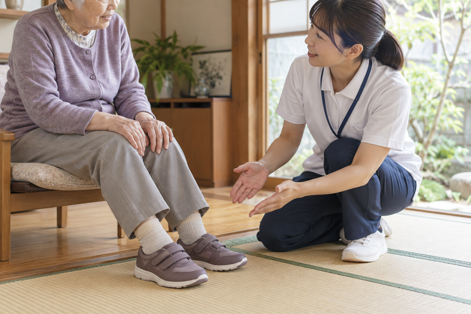 靴を履いた足元を見ながら歩行量の調整を専門職と相談する様子