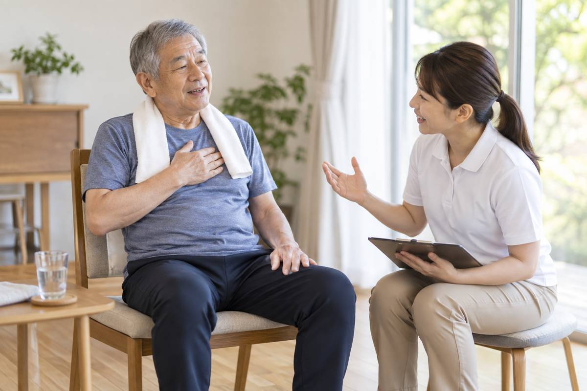 高齢男性が運動後に呼吸と疲労を作業療法士と確認する場面