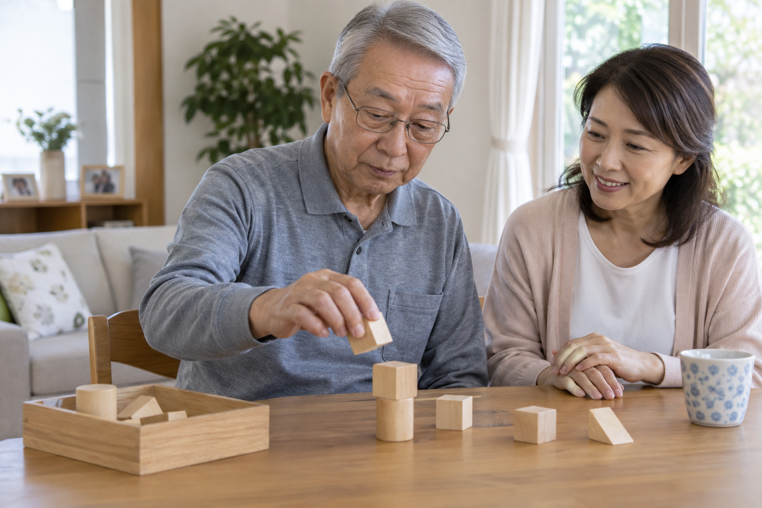 自宅で家族と積み木を使った手作業を行う高齢者
