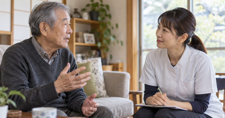 パーキンソン病の高齢男性が自宅で言語聴覚士と会話練習をしている