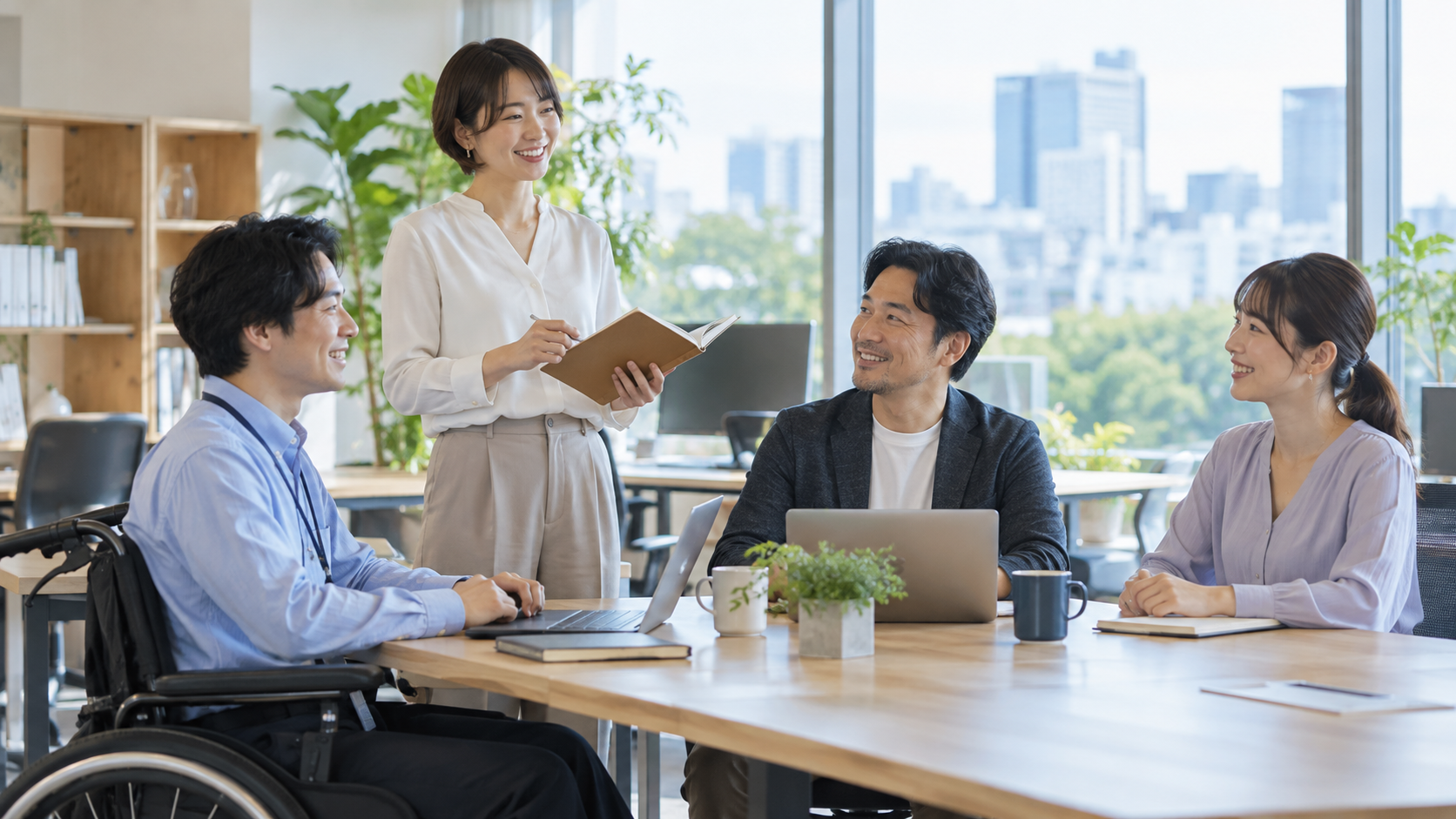 座位と立位を選べる会議で話し合う職場の人たち