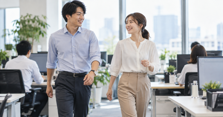 デスクワークの合間に立ち上がり職場をゆっくり歩く社員