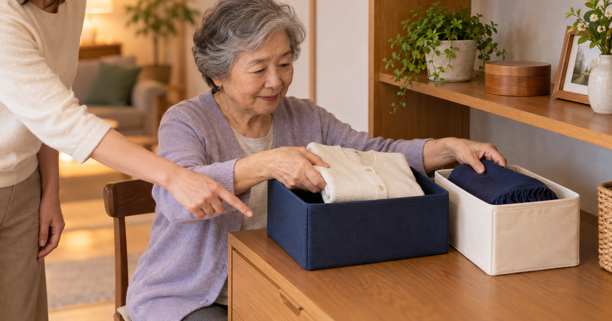 衣服と色の異なる収納箱を使い、置き場所を家族と確認する高齢女性