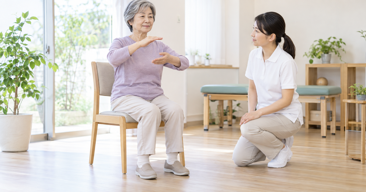 安定した椅子に座り両足を床につけてゆっくり腕を動かす高齢女性と、近くで見守る支援者の生成イメージ