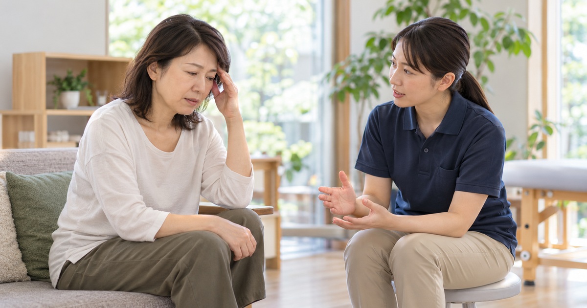 疲れやすさについて専門職と相談する女性