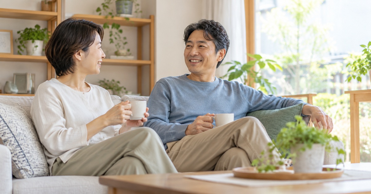 自宅のソファで休息する男女