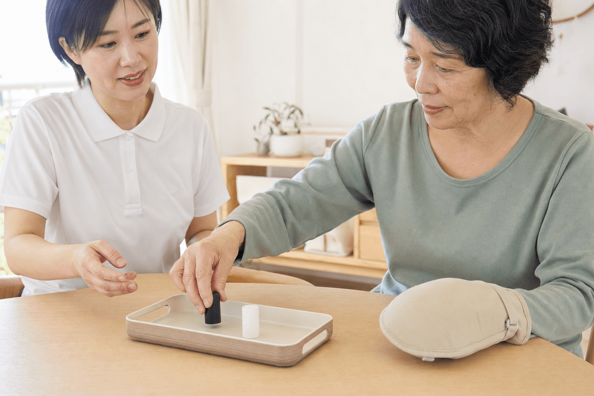 手を使う課題に取り組むCI療法の様子