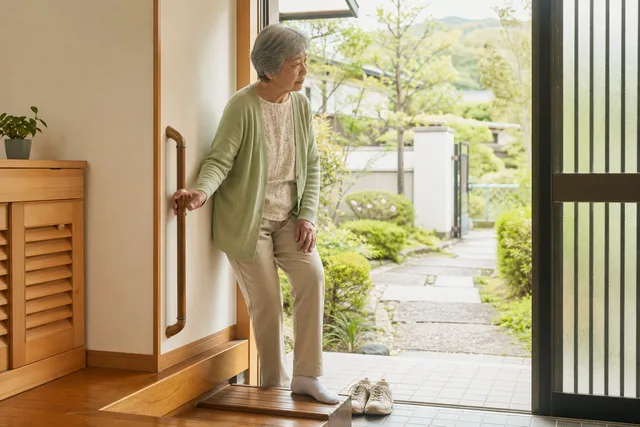 自宅玄関の段差で外出をためらう高齢者