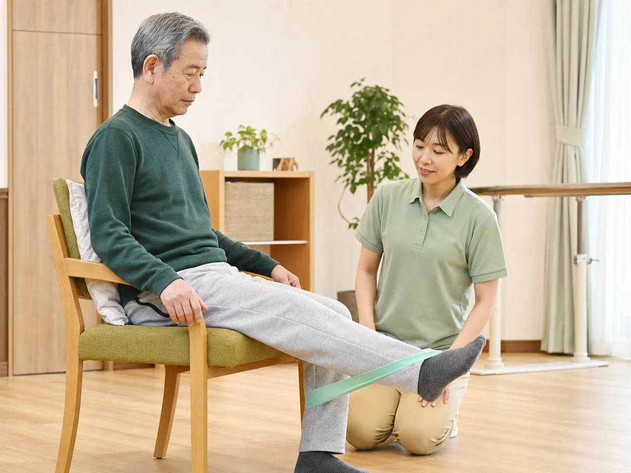 脳卒中後に椅子へ座って下肢の筋力トレーニングを行う様子