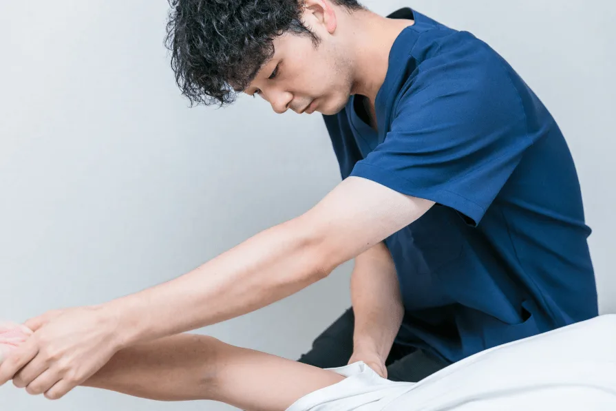 専門職が身体に触れながら行うリハビリ