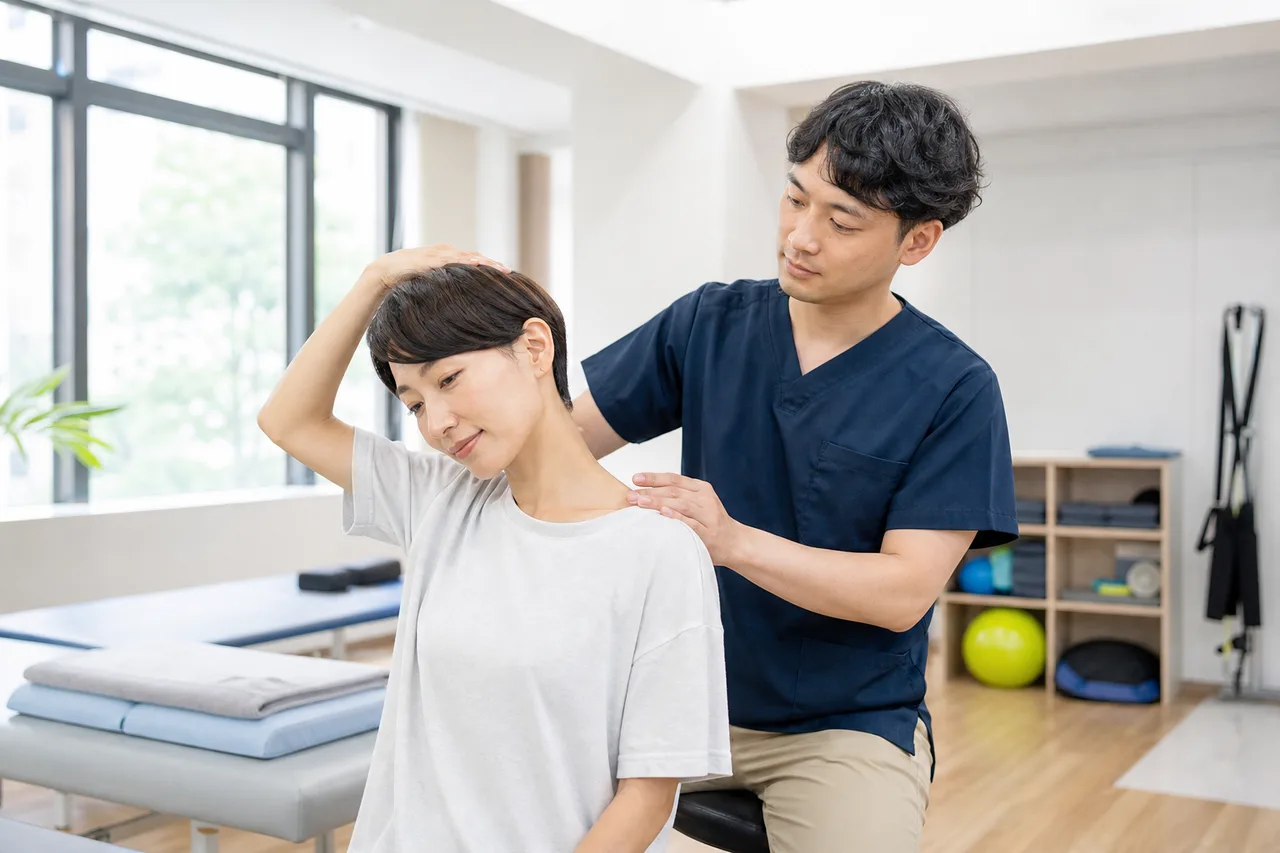 作業療法士が首と肩の穏やかな運動を支援する様子