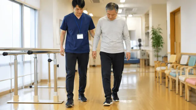 脳卒中後のぶん回し歩行はなぜ起こる？原因別のリハビリと改善の考え方